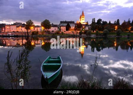 Tournus sulle rive del fiume Saone di notte, Saon-et-Loire, Borgogna, Francia Foto Stock