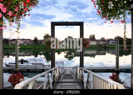 Tournus sulle rive del fiume Saone con la riflessione, Saon-et-Loire, Borgogna, Francia Foto Stock