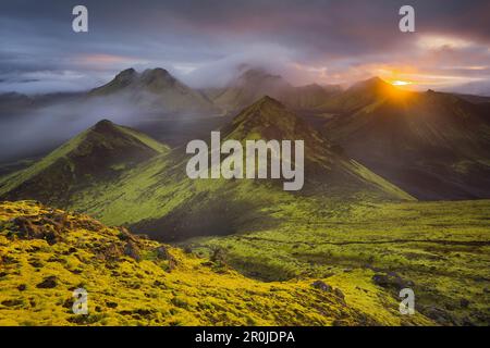 Paesaggio di montagna di sunrise, Storkonufell, Mofell, Fjallabak, South Island, isola Foto Stock