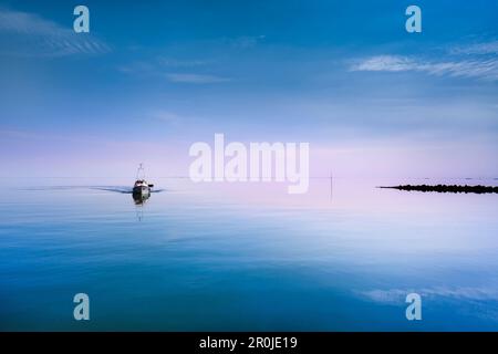 Barca in acqua calma, Hallig Langeness, Nord Isole Frisone, Schleswig-Holstein, Germania Foto Stock