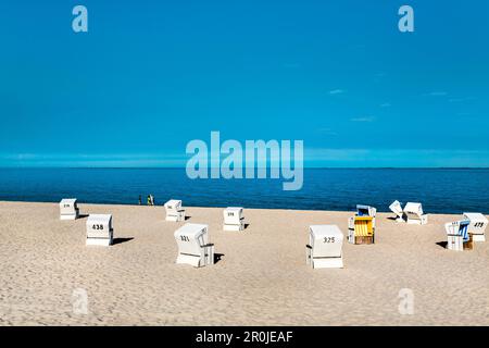 Sedie a sdraio sulla spiaggia, Hoernum, isola di Sylt, Nord Isole Frisone, Schleswig-Holstein, Germania Foto Stock