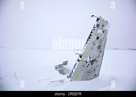 Parti di un aereo schiantato nella tundra coperta di neve, Chukotka Autonomous Okrug, Siberia, Russia Foto Stock