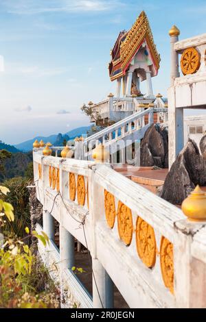 Piccola pagoda sulla cima di un tempio buddista montagna, vista sulla collina, paesaggio carsico, giungla con vegetazione lussureggiante verde, parte del monastero buddista ti Foto Stock