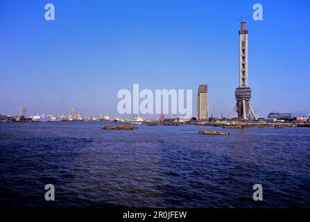 La costruzione della Oriental Pearl radio & TV Tower, Shanghai, Cina, completata nel 1994, fotografata durante la costruzione nell'ottobre 1993 su film 6x9cm TX Foto Stock