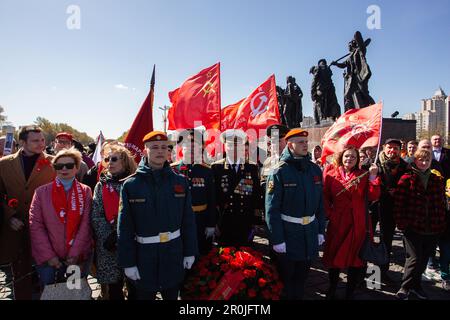 Militari e attivisti del Partito Comunista di Russia (KPRF) in una cerimonia di deposizione dei fiori sullo sfondo del monumento. Una solenne e commemorativa cerimonia di posa di corone e fiori presso il Monumento agli eroici difensori di Leningrado in Piazza della Vittoria a San Pietroburgo, dedicata al 78th° anniversario della completa e finale vittoria della Russia nella Grande Guerra Patriottica sulla Germania nazista. Il giorno della vittoria si celebra in molte città del paese, le principali sono St Pietroburgo e Mosca. (Foto di Artem Priakhin/SOPA Images/Sipa USA) Foto Stock