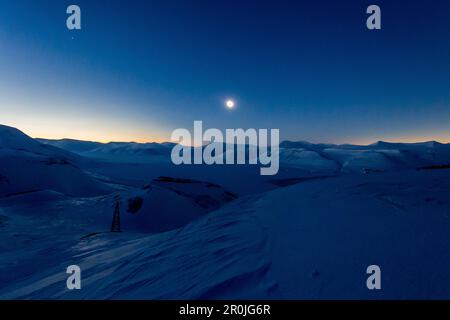 Montagne innevate durante l'eclisse solare totale, Spitzbergen, Svalbard, Norvegia Foto Stock