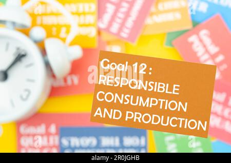 Obiettivo 12 : consumo e produzione responsabili. Gli obiettivi di sviluppo degli SDG 17. Concetti di sviluppo ambientale. Foto Stock