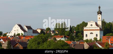 Murnau con il Museo del Castello e la chiesa di San Nicolaus, 18th ° secolo, Terra Blu, quartiere Garmisch-Partenkirchen, Foreland alpina bavarese, Bavari superiore Foto Stock