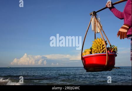 Donna che trasportano frutta, Longbeach sull'isola di Phu Quoc, Vietnam Asia Foto Stock