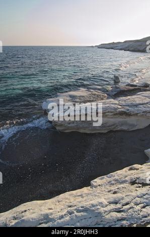 Rocce bianche su la spiaggia del governatore, solitaria spiaggia con ciottoli, Limassol, Cipro Foto Stock