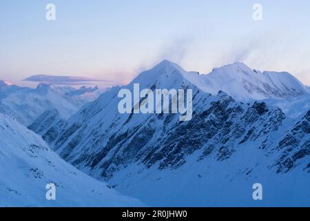 Le cime del Madone e del Campanile con forti venti che soffiano la neve fresca sulle loro creste, regione Cristallina, Alpi Lepontine, cantone di TICI Foto Stock