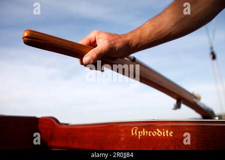 Mano sul timone di una 40sqm Skerry Cruiser, Lago Starnberg, Baviera, Germania Foto Stock