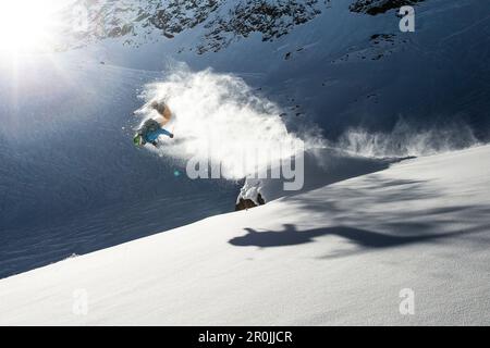 Giovane sciatore maschio che fa un backflip su una roccia, Pitztal, Tirolo, Austria Foto Stock