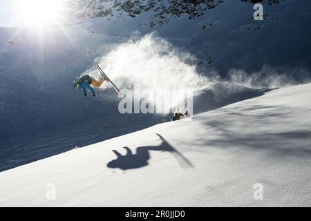 Giovane sciatore maschio che fa un backflip su una roccia, Pitztal, Tirolo, Austria Foto Stock