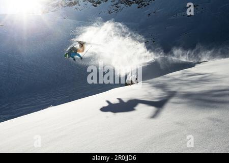 Giovane sciatore maschio che fa un backflip su una roccia, Pitztal, Tirolo, Austria Foto Stock