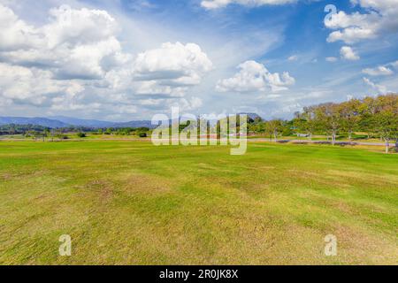 Paesaggio naturale che domina le belle montagne con il cielo blu del nord, Thailandia. Foto Stock