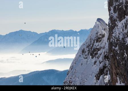 Hot Air ballons al di sopra dell'Enns, visto da montagne Tennengebirge, Salisburgo, Austria Foto Stock