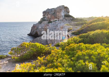 Il paesaggio costiero e bay, Calo des Moro, turisti, Mare Mediterraneo, vicino a Santanyi, Maiorca, isole Baleari, Spagna, Europa Foto Stock