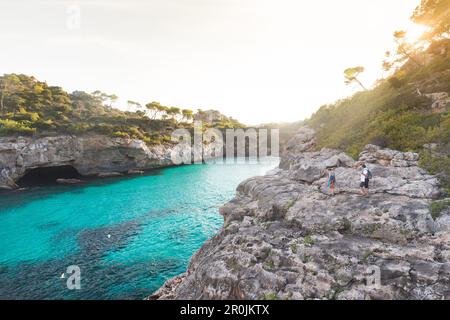 Spiaggia con mare blu turchese, Calo des Moro, turisti, Mar Mediterraneo vicino a Santanyi, Maiorca, Isole Baleari, Spagna, Europa Foto Stock