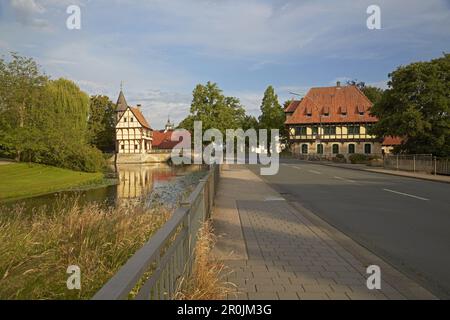 Porta e ponte sul Graefte e storico mulino del castello di Steinfurt , Steinfurt - Burgsteinfurt , Muensterland , Nord Reno-Westfalia , Ger Foto Stock