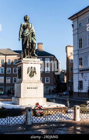 Piazza Mozart con la statua di Mozart a Salisburgo, Salisburgo, Austria, Europa Foto Stock