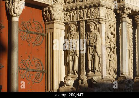 Portale occidentale della basilica di Saint-Trophime, 12th ° secolo, Arles, Bouches-du-Rhone, Provenza, Francia, Europa Foto Stock