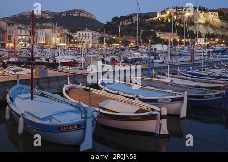 Barche nel porto di Cassis con castello, Bocche del Rodano, Costa Azzurra, Costa Azzurra, Mar Mediterraneo, Provenza, Francia, Europa Foto Stock