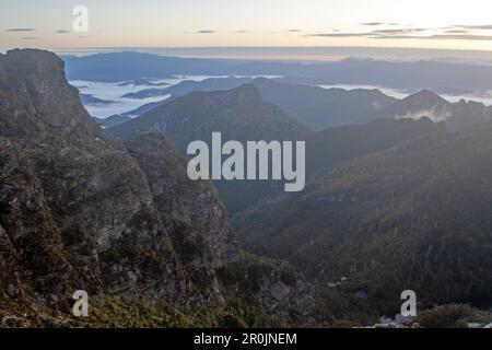 Vista dell'alba dalle pendici di Frenchmans Cap Foto Stock