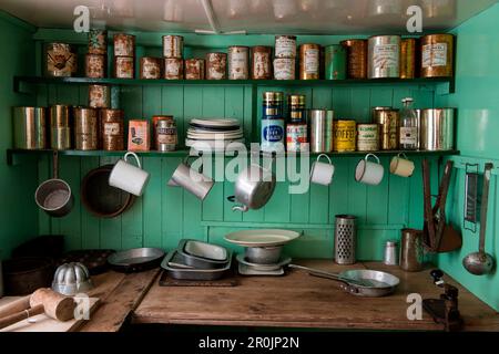 Lattine storiche e utensili da cucina in esposizione presso il museo di Port Lockroy British Antartic Survey Station, Port Lockroy, Wiencke Island, Antartide Foto Stock