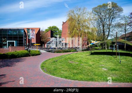 Emden, Germania. 04th maggio, 2023. Un'opera a forma di tenda dell'artista Jan Pleitner si trova su un prato di fronte alla Kunsthalle, nel centro della città. In una mostra intitolata 'Beyond the Void', sono esposti diversi dipinti dell'artista, che vive nella Frisia Orientale, fino al 17 settembre 2023. (To dpa: 'Emder Kunsthalle shows oversize work by Jan Pleitner') Credit: Hauke-Christian Dittrich/dpa/Alamy Live News Foto Stock