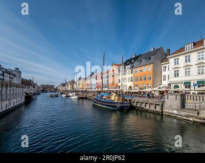 Vista di Nyhavn, un lungomare del 17th ° secolo, canale e quartiere dei divertimenti a Copenhagen, Danimarca. Fiancheggiata da luminoso colorato 17th ° e inizio 18th ° secolo Foto Stock