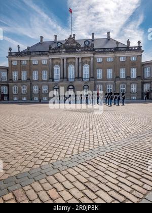 Guardia reale danese in uniforme blu di fronte ad Amalienborg a Copenaghen Foto Stock