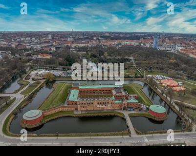 Veduta aerea del castello di Malmo (Malmohus) a Scania Svezia, cittadella medievale con torri di cannone rotonde, fossato e palazzo rinascimentale olandese Foto Stock