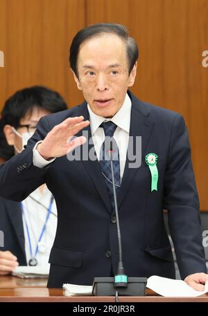 Tokyo, Giappone. 9th maggio, 2023. Il governatore della Banca del Giappone Kazuo Ueda risponde a una domanda alla sessione del comitato finanziario della Camera bassa alla Dieta Nazionale di Tokyo martedì 9 maggio 2023. (Foto di Yoshio Tsunoda/AFLO) Foto Stock