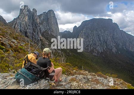 Gli escursionisti che riposano sul sentiero per Frenchmans Cap, guardando a Sharlands Peak, Barron Pass e Philps Peak Foto Stock