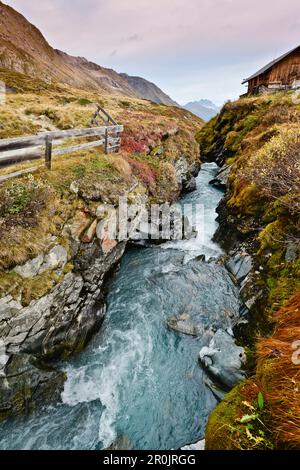 fiume Alpeiner Bach in autunno, vista verso la valle dello Stubai vicino alla capanna Franz Senn, Hinteres Oberbergtal, Alpi dello Stubai, Tirolo, Austria, Alpi europee, Europ Foto Stock