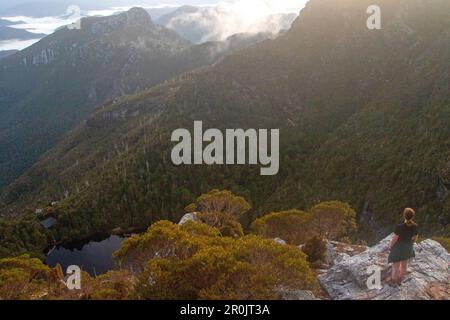 Donna sulle pendici di Frenchmans Cap, sopra il lago Tahune Foto Stock