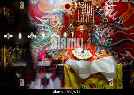 Mazu scultura nel locale tempio Mazu, dea del mare, architettura tradizionale, Jincheng, Kinmen County, Kinmen Island, Quemoy, Taiwan, Asia Foto Stock