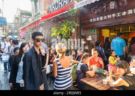 Giovani, Tianzifang, zona d'arte e artigianato, gelateria, visitatori in strada, negozi, via dello shopping, Zona di concessione francese, Shanghai, Cina, A. Foto Stock