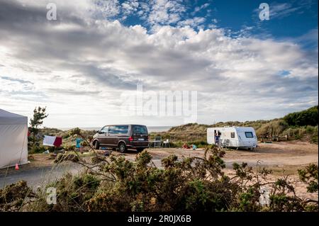 Campeggio sulle dune e sulla spiaggia, Cap Frehel, Cote d´Emeraude, Bretagne, Francia, Europa, Oceano Atlantico Foto Stock