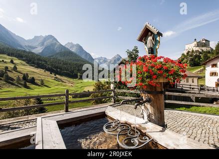 Il castello di Tarasp e villaggio, comunità Scoul, Engadina Bassa fino, Grigioni, Svizzera Foto Stock