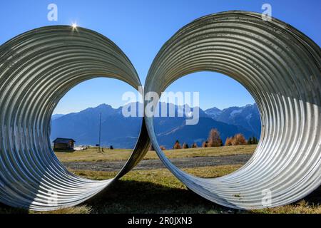Vista attraverso due grandi tubi verso la catena montuosa, Schober Range, alta Tauria, Tirolo Orientale, Tirolo, Austria Foto Stock