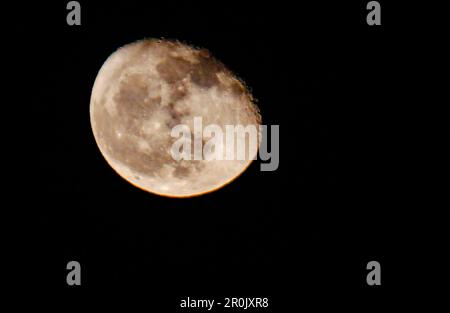 Nablus, Palestina. 08th maggio, 2023. Una vista della luna nel cielo della città di Nablus nella Cisgiordania occupata. (Foto di Nasser Ishtayeh/SOPA Images/Sipa USA) Credit: Sipa USA/Alamy Live News Foto Stock