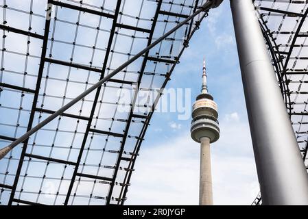 Ammira il famoso tetto dello stadio olimpico presso la torre olimpica nel Parco Olimpico di Monaco, Baviera, Germania Foto Stock
