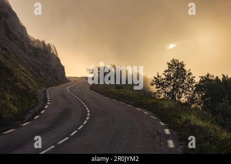Strada di montagna situata vicino al lago barriera Lac du Mont Cenis poco prima del tramonto, Rodano-Alpi, Francia Foto Stock