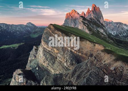 Gruppo Seceda e Geisler visto nell'ultima luce del giorno, Dolomiti, patrimonio mondiale dell'UNESCO, Alto Adige, Italia Foto Stock