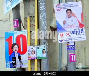 I candidati alle elezioni utilizzano i cartelli appesi ai mobili per la strada per pubblicizzare se stessi ai potenziali elettori del distretto di Silom, nel centro di Bangkok, in Thailandia. Le elezioni generali si terranno in Thailandia il 14th maggio 2023. Oltre due milioni di thailandesi che si sono registrati per il voto anticipato hanno dato il loro voto il 7th aprile 2023. Foto Stock