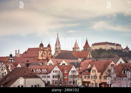 Chiese e castello della città vecchia di Ellwangen, distretto di Ostalb, Alb Svevo, Baden-Wuerttemberg, Germania Foto Stock