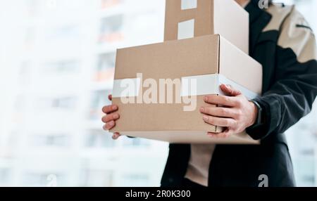 Dichiarazione relativa al dazio di consegna. un uomo che consegna un pacco a un luogo di residenza. Foto Stock