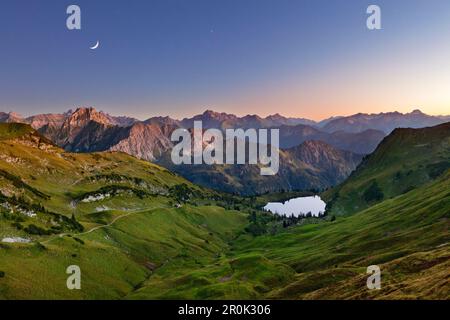Lago Seealpsee, a Nebelhorn, vicino a Oberstdorf, Allgaeu Alpi, Allgaeu, Baviera, Germania Foto Stock